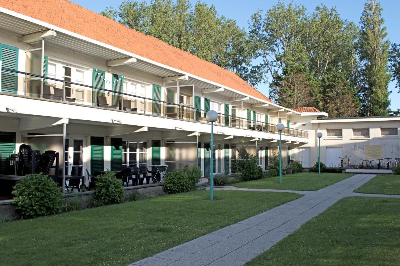 Sunny Apartment In Residential Park - De Haan Exterior foto